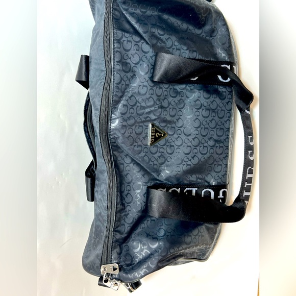 Guess stylish Black Duffle bag - Picture 2 of 9